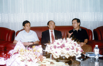 圖為市委書記黃道偉(右一)、市長湯世保(左一)在南寧機場貴賓廳會見美國美豐銀行董事長李文裕(中)。本報記者 黎均富攝