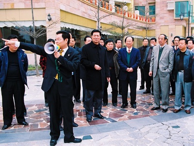 楊峰主席（前一）親自帶領(lǐng)考察團(tuán)參觀集團(tuán)開發(fā)的項(xiàng)目