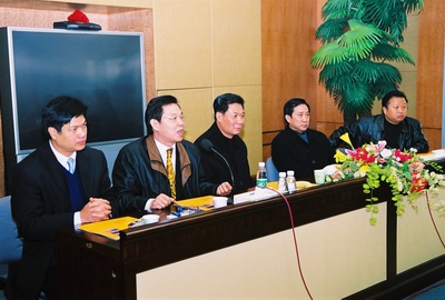 楊峰主席（左二）、林如鑫書記（中）、吳潤(rùn)富書記（右二）在相互交流企業(yè)發(fā)展經(jīng)驗(yàn)和政府帶頭振興經(jīng)濟(jì)的工作策略