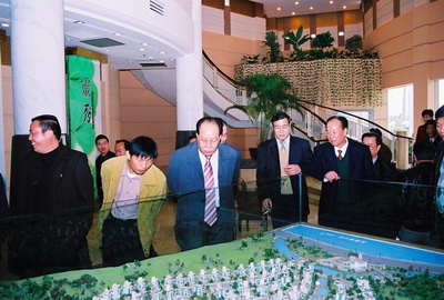 考察團(tuán)在參觀和了解項(xiàng)目建設(shè)情況