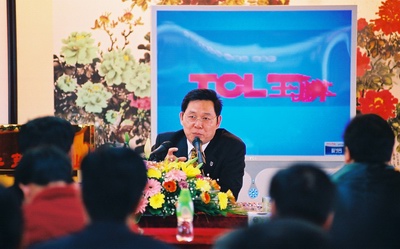 楊峰主席介紹華策集團(tuán)的發(fā)展和企業(yè)管理經(jīng)驗(yàn)