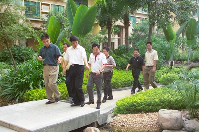 戎書記和王市長在藍波灣小區(qū)內